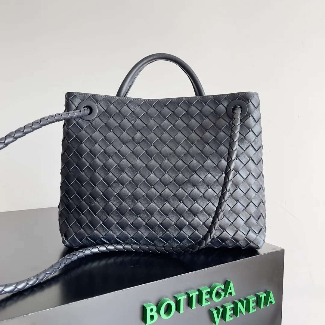 The 2023 new Andiamo batch of 2260 BV has been shipped‼ ️Really popular🔥The new Andiamo woven handbag launched by Bottega Veneta this season is really popular all over the world! ! Celebrities at home and abroad have worn it, and Oscar-winning actress Michelle Yeoh has taken it out on the street. Song Jia, Trai Yara, Yu Feihong, Sanji Ayaka, Rosie Hunting-Whiteley, Yoshioka Riho, etc. have all picked up this bag. It is classic and versatile, showing off its temperament, and the bag capacity is also large, which is very convenient for daily commuting! ! A variety of carrying methods, the shoulder straps can be adjusted by yourself, the original lambskin feels soft and delicate, and the unisex style breaks the gender boundaries and brings a more practical and long-lasting use experience. Andiamo, which has both elegant and casual styles, perfectly interprets the true appearance of "fashionable old money style". Style number: 743572 Size: 32*24*12